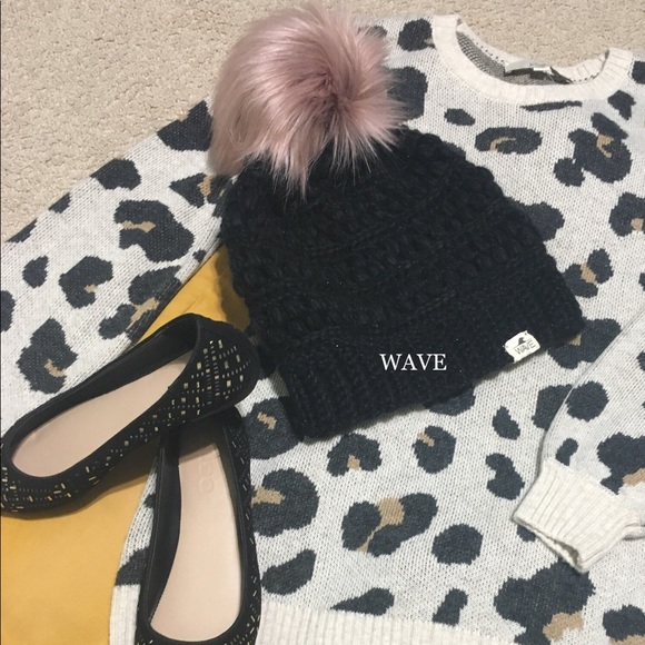 Puff beanie with rose’ faux fur pom - Picture 1 of 5